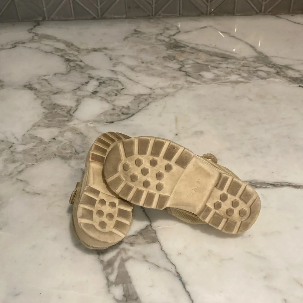 $13 ADD ON Zara Baby Cream Strap Velcro Sneakers 5.5c h&m vans‎ converse adidas